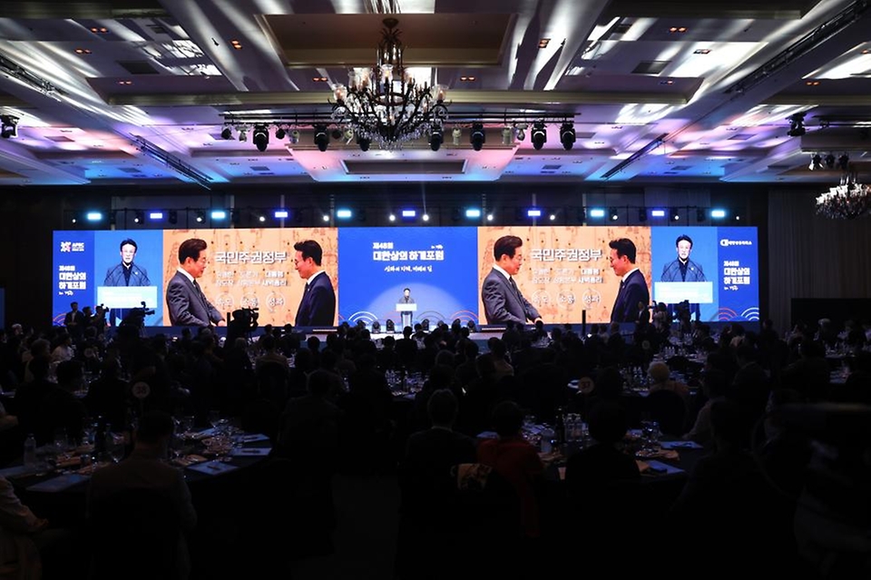 김민석 국무총리가 16일 경북 경주시 라한셀렉트 호텔에서 열린 제48회 대한상공회의소 하계포럼에 참석, 기조연설을 하고 있다.