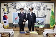 김민석 국무총리가 22일 대구시청 동인청사를 방문, 김정기 대구시장 권한대행과 대구시 현안 사업에 대해 논의를 하고 있다.