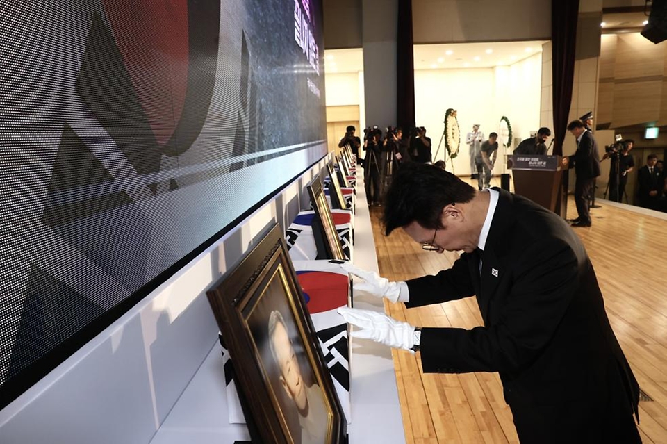 김민석 국무총리가 13일 동작구 국립서울현충원에서 열린 국외 안장 독립유공자 유해봉환식에서 분향 및 묵념을 하고 있다.