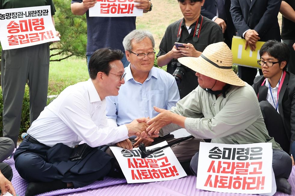 김민석 국무총리가 4일 용산 대통령실 앞에서 항의 집회 중인 농민단체의 의견을 듣고 있다.