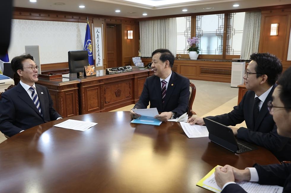 김민석 국무총리가 2일 세종대로 정부서울청사 총리 집무실에서 열린 제1회 3+알파(α) 회의를 주재하고 있다.