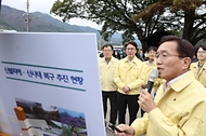 김민석 국무총리가 19일 경남 산청군 시천면을 찾아 산불 피해 및 복구현황을 보고받고 현장을 점검하고 있다.