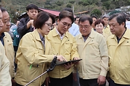 김민석 국무총리가 19일 경남 산청군 시천면을 찾아 산불 피해 및 복구현황을 보고받고 현장을 점검하고 있다.