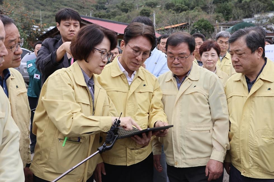 김민석 국무총리가 19일 경남 산청군 시천면을 찾아 산불 피해 및 복구현황을 보고받고 현장을 점검하고 있다.