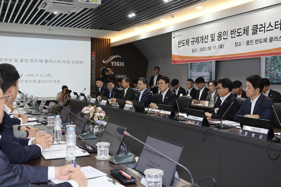 김민석 국무총리가 11일 경기도 용인시 처인구 용인 반도체 클러스터에서 열린 현장 간담회에서 모두 발언을 하고 있다.