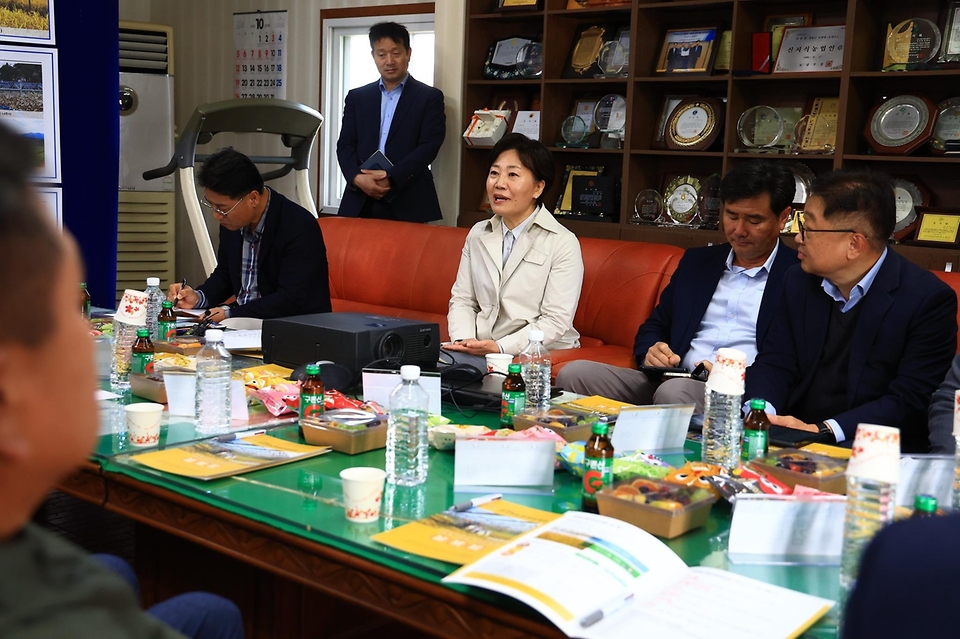 송미령 농림축산식품부 장관은, 2025.10.22. 청주시 오창읍에 위치한 '영농형태양광 실증단지'를 방문하였습니다.