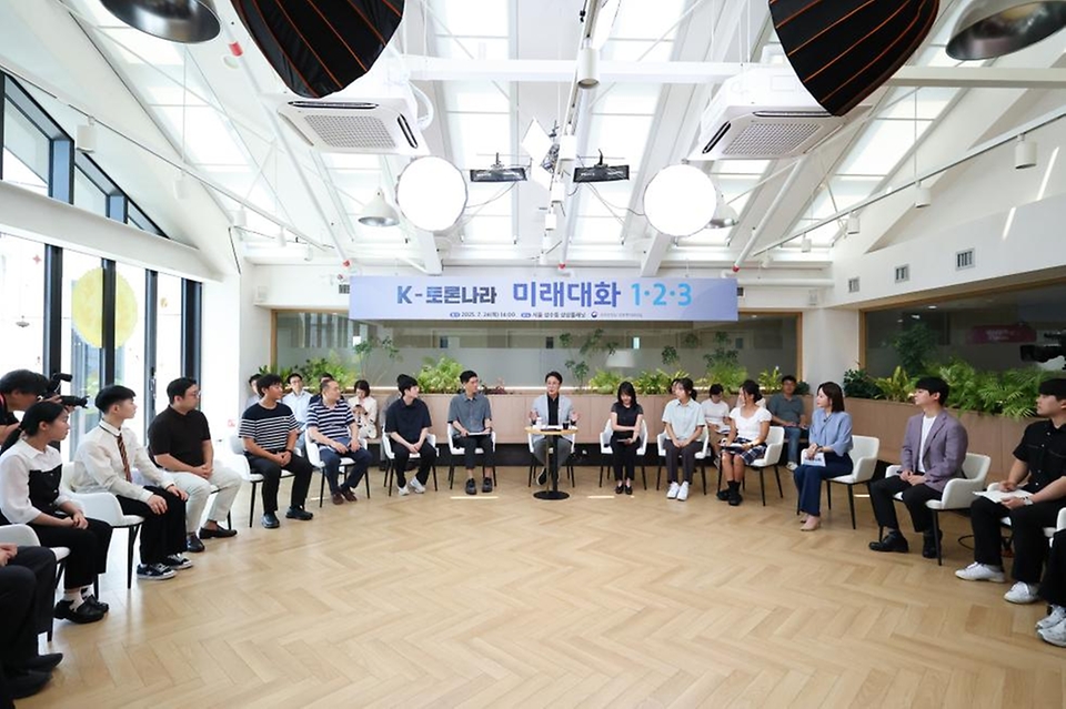 김민석 국무총리가 24일 성동구 상상플래닛에서 열린 '미래대화 1·2·3' 제1차 K-토론나라를 주재하고 있다.