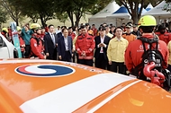 김민석 국무총리가 22일 충남 공주시 공산성 일대에서 열린 2025년 산불진화 통합훈련에 참석, 산불 진화 장비를 살펴보고 있다.