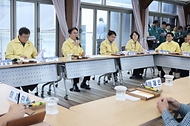 김민석 국무총리가 19일 경남 산청군 시천면 한국선비문화연구원에 마련된 산불 이재민 주거시설을 찾아 이재민과 간담회를 하고 있다.