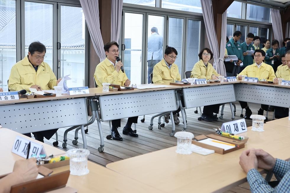 김민석 국무총리가 19일 경남 산청군 시천면 한국선비문화연구원에 마련된 산불 이재민 주거시설을 찾아 이재민과 간담회를 하고 있다.