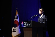 김민석 국무총리 3일 세종문화회관에서 열린 제4357주년 개천절 경축식에 참석, 경축사를 하고 있다.
