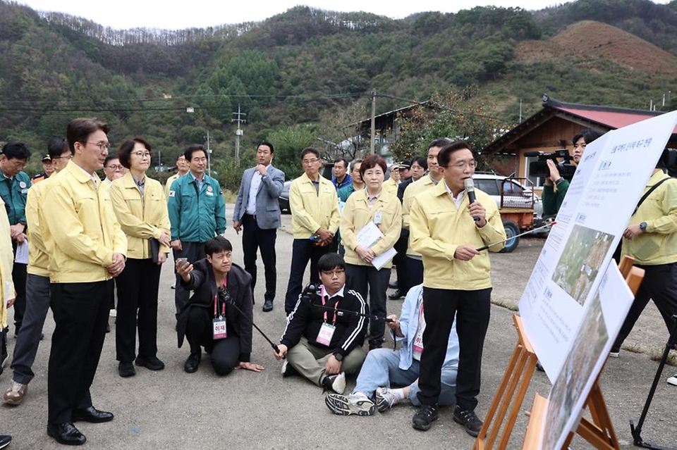 김민석 국무총리가 19일 경남 산청군 시천면을 찾아 산불 피해 및 복구현황을 보고받고 현장을 점검하고 있다.