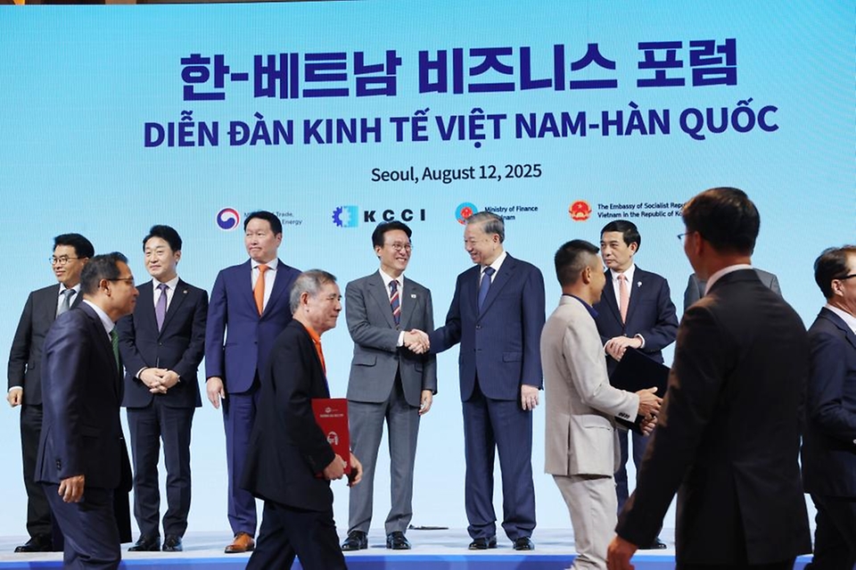 김민석 국무총리가 12일 중구 롯데호텔에서 열린 한-베트남 비즈니스 포럼에 참석, 기조연설을 하고 있다.