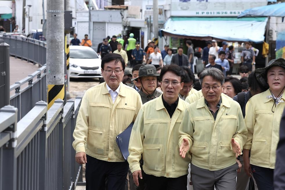 김민석 국무총리가 20일 광주 북구 신안교 일대를 찾아 침수 피해 현장을 점검하고 있다.