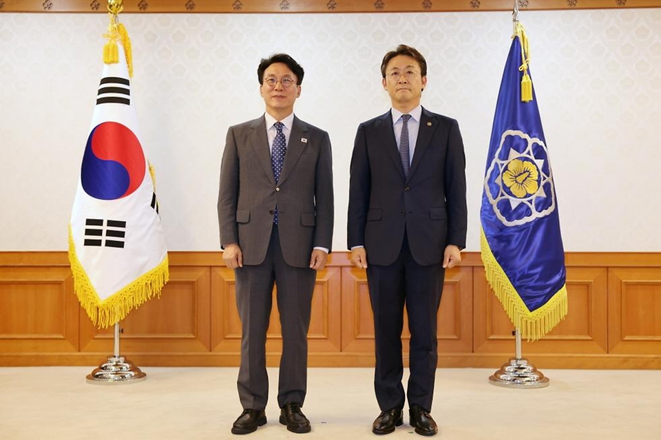 김민석 국무총리가 31일 세종대로 정부서울청사에서 열린 차관급 임명장 수여식에서 임명장 전달 및 기념촬영을 하고 있다.