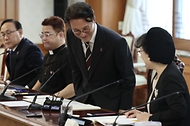 김민석 국무총리가 20일 세종대로 정부서울청사에서 열린 제2차 이태원 참사 추모 위원회를 주재하고 있다.
