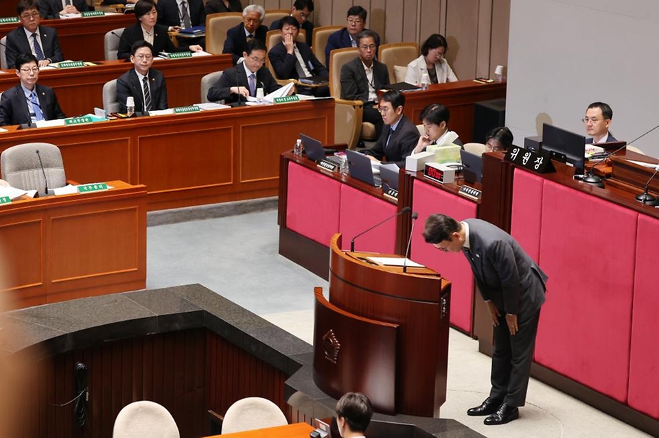 김민석 국무총리가 25일 국회에서 열린 예산결산특별위원회 전체 회의에 출석, 인사말을 하고 있다.