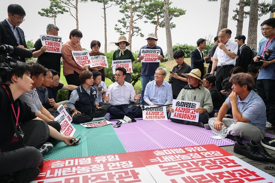 김민석 국무총리가 4일 용산 대통령실 앞에서 항의 집회 중인 농민단체의 의견을 듣고 있다.