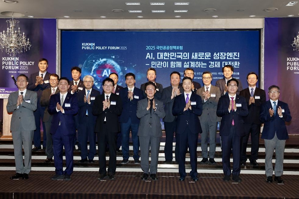 김민석 국무총리가 17일  여의도 CCMM빌딩에서 열린 국민공공정책포럼에 참석, 축사를 하고 있다.