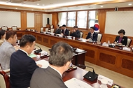 김민석 국무총리가 4일 세종대로 정부서울청사에서 열린 이태원 참사 추모 위원회에서 모두발언을 하고 있다.