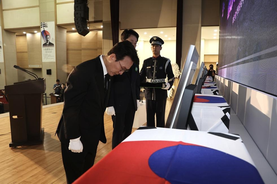 김민석 국무총리가 13일 동작구 국립서울현충원에서 열린 국외 안장 독립유공자 유해봉환식에서 분향 및 묵념을 하고 있다.