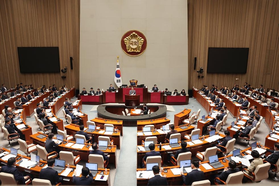 김민석 국무총리가 25일 국회에서 열린 예산결산특별위원회 전체 회의에 출석, 인사말을 하고 있다.