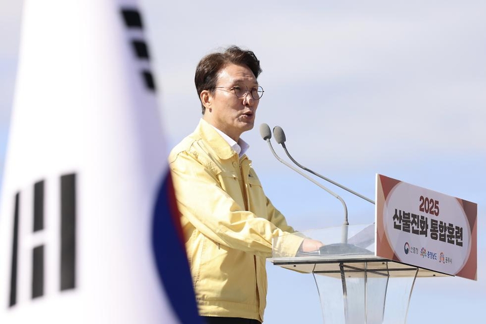 김민석 국무총리가 22일 충남 공주시 공산성 일대에서 열린 2025년 산불진화 통합훈련에 참석, 산불 진화 장비를 살펴보고 있다.