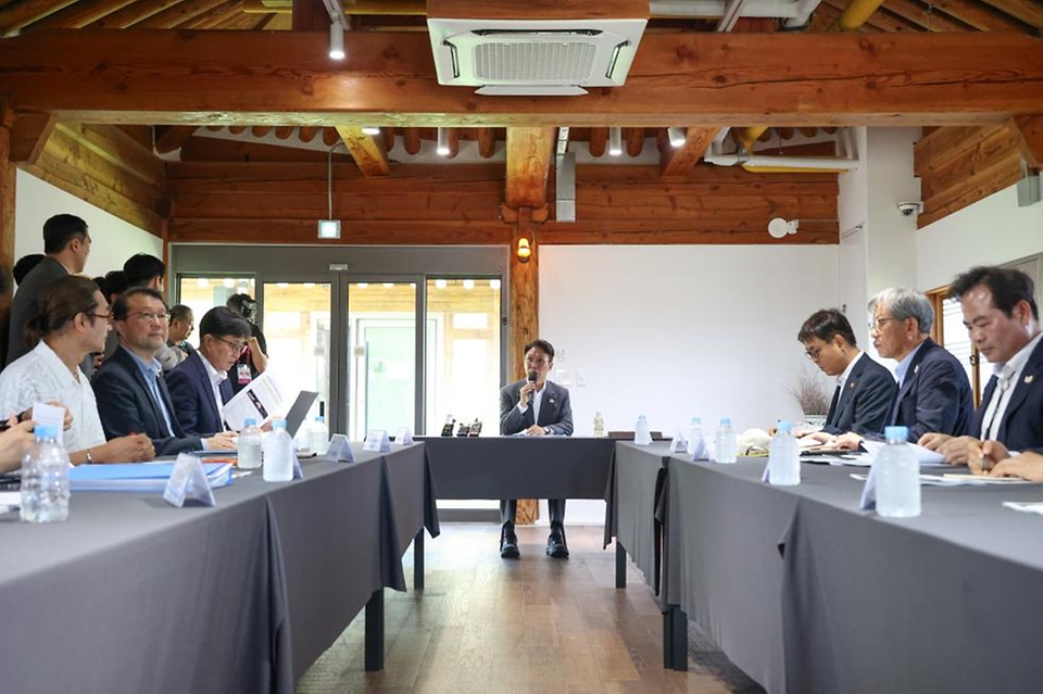 김민석 국무총리가 29일 경북 경주시 플레이스씨 갤러리에서 열린 APEC 문화·관광 분야 현장점검 회의에서 모두발언을 하고 있다.