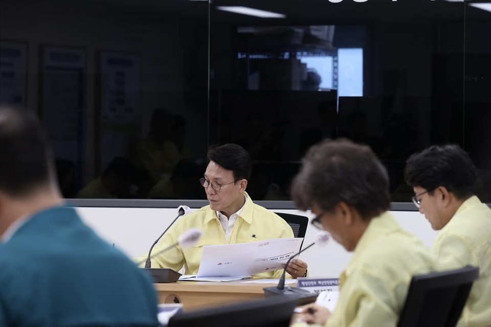 김민석 국무총리가 5일 강원 강릉시청 재난상황실에서 열린 강릉 가뭄 대책회의를 주재하고 있다.