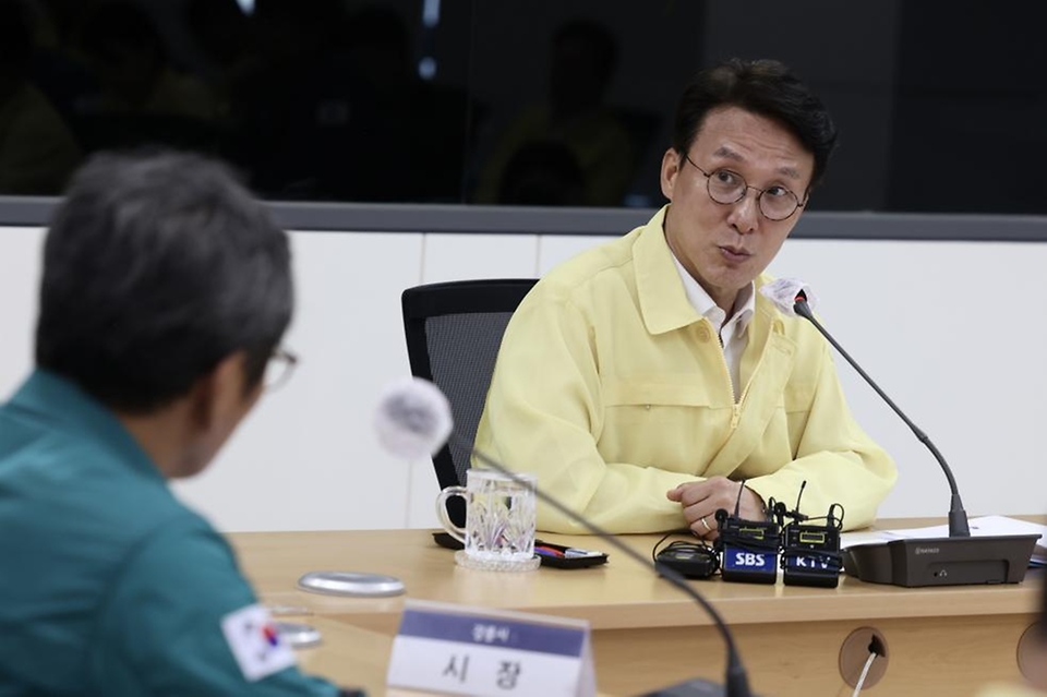 김민석 국무총리가 5일 강원 강릉시청 재난상황실에서 열린 강릉 가뭄 대책회의를 주재하고 있다.