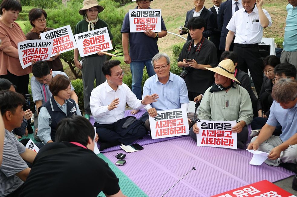 김민석 국무총리가 4일 용산 대통령실 앞에서 항의 집회 중인 농민단체의 의견을 듣고 있다.