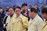 김민석 국무총리가 19일 경남 산청군 시천면을 찾아 산불 피해 및 복구현황을 보고받고 현장을 점검하고 있다.