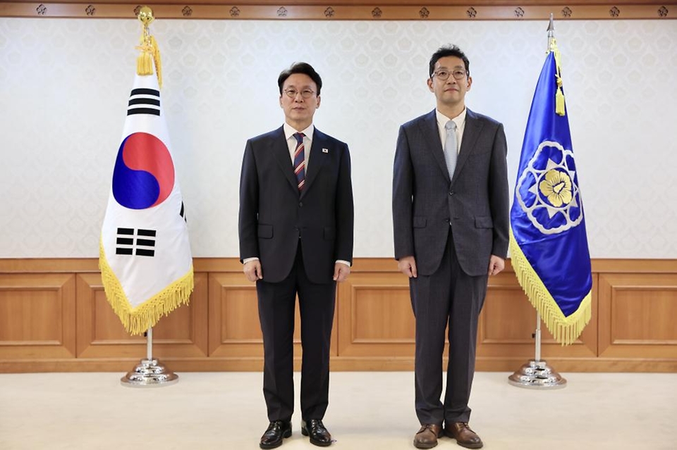 김민석 국무총리가 1일 세종대로 정부서울청사에서 열린 국가기간 전력망 확충위원회 위촉식에서 위원들에게 위촉장을 수여하고 있다.