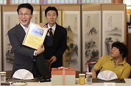 김민석 국무총리가 4일 종로구 삼청동 총리서울공관에서 열린 발달장애인 가족 초청 행사에서 인사말 및 참석자들과 기념촬영을 하고 있다.