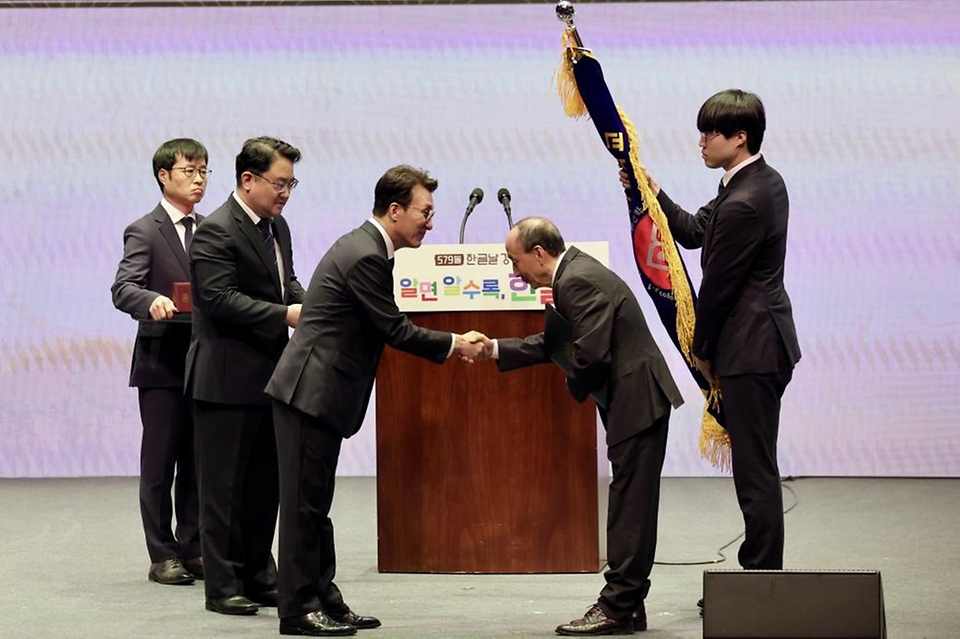 김민석 국무총리가 9일 세종문화회관에서 열린 579돌 한글날 경축식에 참석, 축사를 하고 있다.