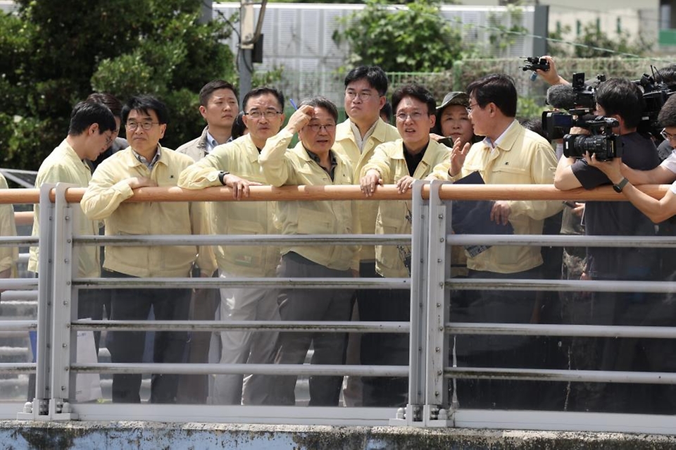 김민석 국무총리가 20일 광주 북구 신안교 일대를 찾아 침수 피해 현장을 점검하고 있다.