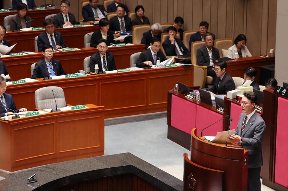 김민석 국무총리가 25일 국회에서 열린 예산결산특별위원회 전체 회의에 출석, 인사말을 하고 있다.