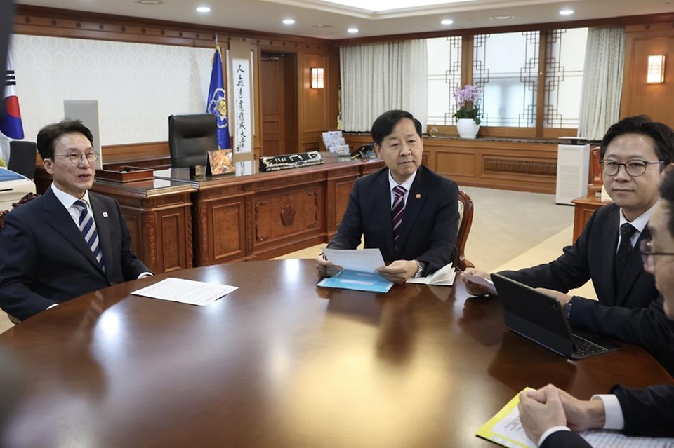 김민석 국무총리가 2일 세종대로 정부서울청사 총리 집무실에서 열린 제1회 3+알파(α) 회의를 주재하고 있다.