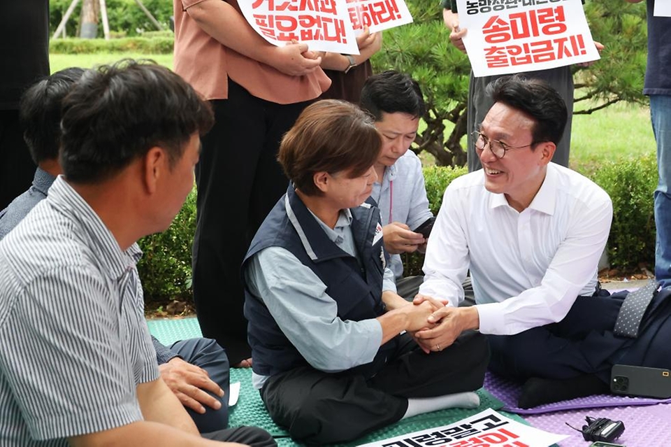 김민석 국무총리가 4일 용산 대통령실 앞에서 항의 집회 중인 농민단체의 의견을 듣고 있다.