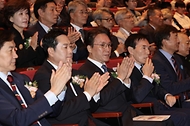 김민석 국무총리가 16일 경남 창원시 3·15아트센터에서 열린 제46주년 부마민주항쟁 기념식에 참석, 기념사를 하고 있다.