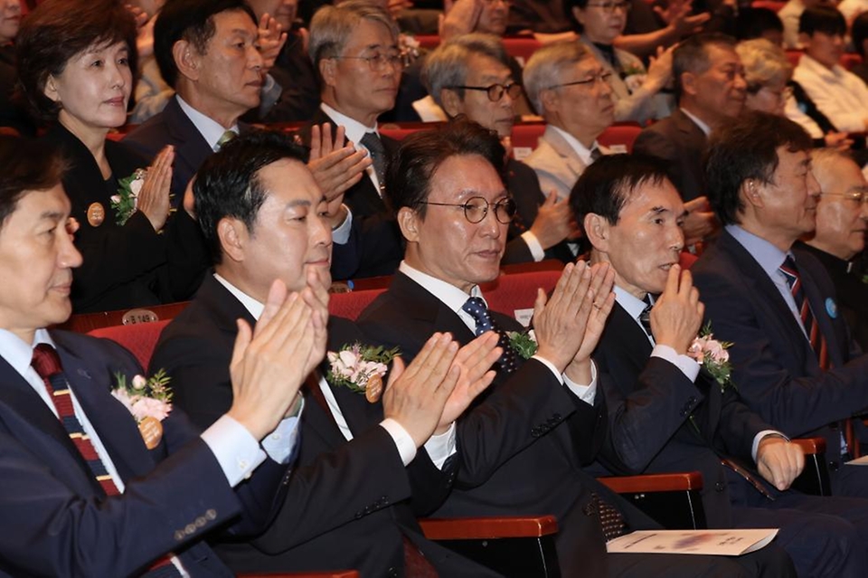김민석 국무총리가 16일 경남 창원시 3·15아트센터에서 열린 제46주년 부마민주항쟁 기념식에 참석, 기념사를 하고 있다.