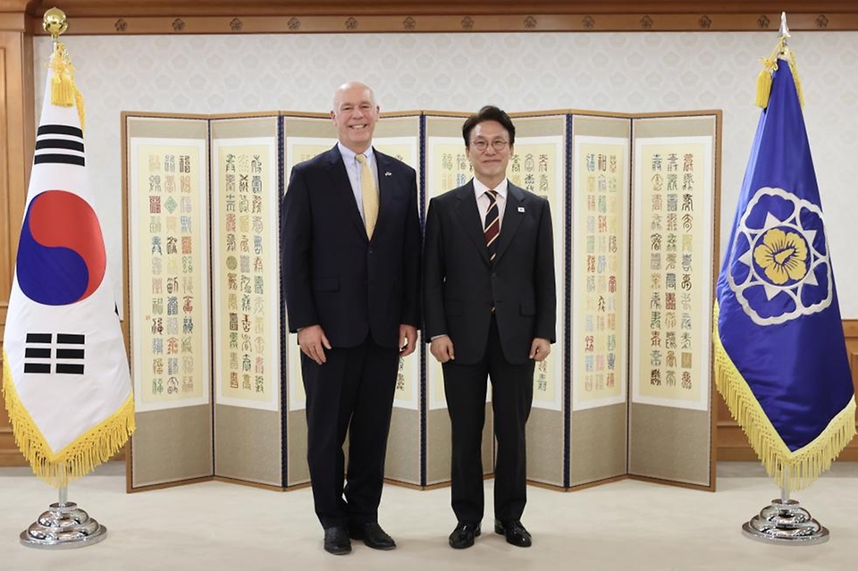 김민석 국무총리가 20일 세종대로 정부서울청사에서 그레그 지안포르테 美 몬태나 주지사를 접견, 인사 및 환담을 나누고 있다.