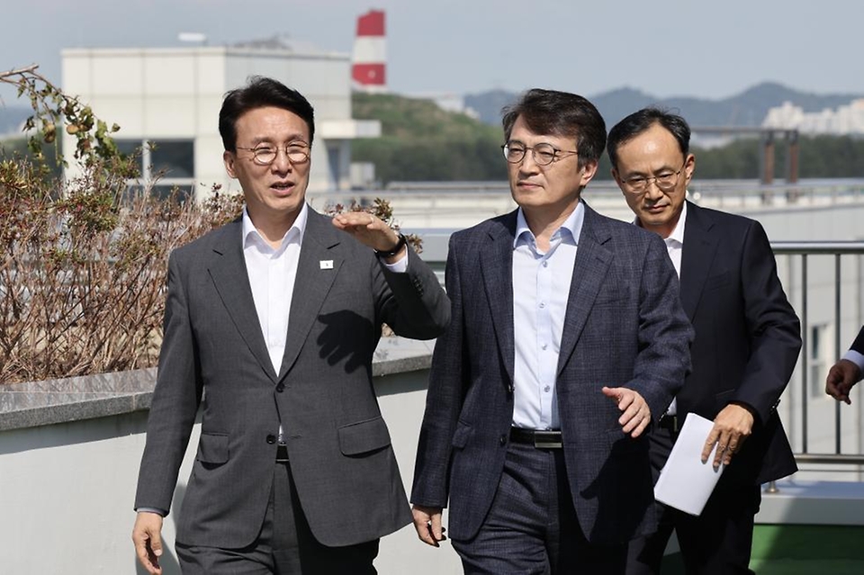 김민석 국무총리가 3일 전북 군산 새만금 사업 현장을 방문, 육상태양광단지를 둘러보고 있다.