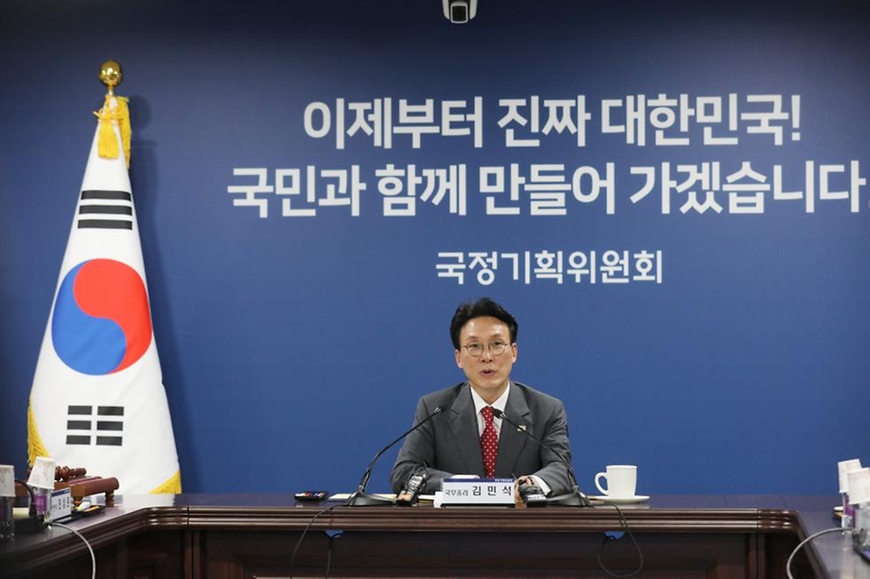 김민석 국무총리가 7일 종로구 국정기획위원회에서 열린 전체회의에 참석, 인사말을 하고 있다.