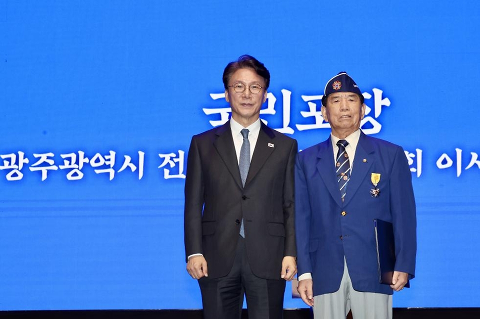 김민석 국무총리가 24일 송파구 올림픽공원 올림픽홀에서 열린 제73주년 재향군인의 날 기념식에서 축사를 하고 있다.