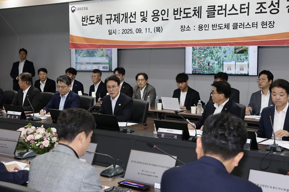 김민석 국무총리가 11일 경기도 용인시 처인구 용인 반도체 클러스터에서 열린 현장 간담회에서 모두 발언을 하고 있다.