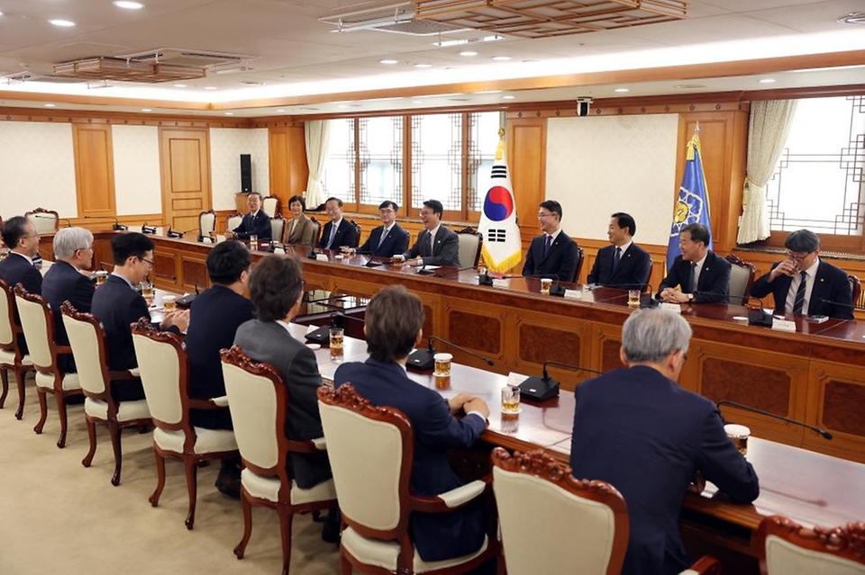 김민석 국무총리가 31일 세종대로 정부서울청사에서 열린 차관급 임명장 수여식에서 임명장 전달 및 기념촬영을 하고 있다.