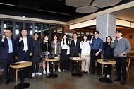 김민석 국무총리가 22일 대구 계명대학교 성서캠퍼스에서 열린 '미래대화 1·2·3 #청년일자리' 제4차 K-토론나라에서 청년들과 대화를 나누고 있다.