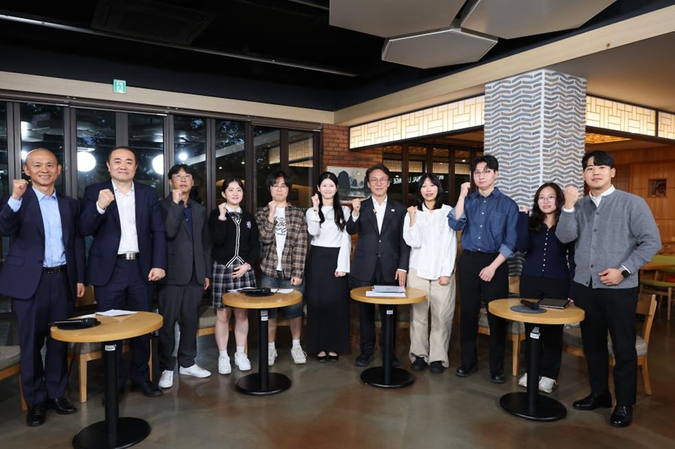 김민석 국무총리가 22일 대구 계명대학교 성서캠퍼스에서 열린 '미래대화 1·2·3 #청년일자리' 제4차 K-토론나라에서 청년들과 대화를 나누고 있다.