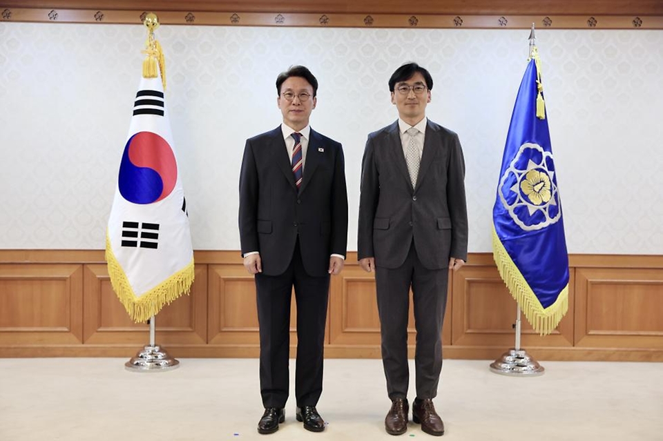 김민석 국무총리가 1일 세종대로 정부서울청사에서 열린 국가기간 전력망 확충위원회 위촉식에서 위원들에게 위촉장을 수여하고 있다.